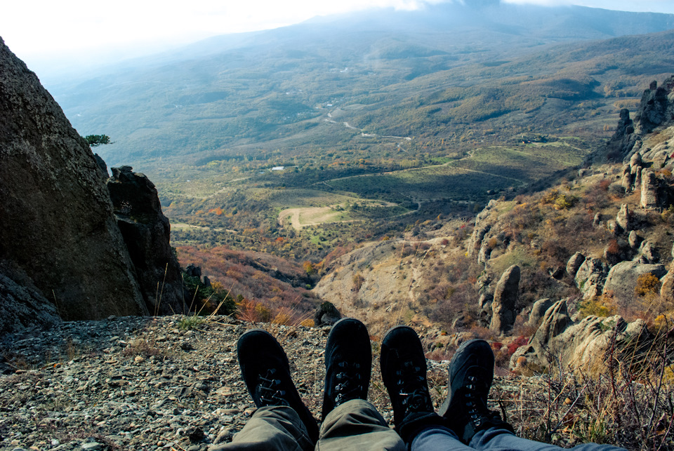 Тут тоже есть Джимник, честно-честно) Вид на долину с тропы на вершину Южной Демерджи — Suzuki Jimny (1G)