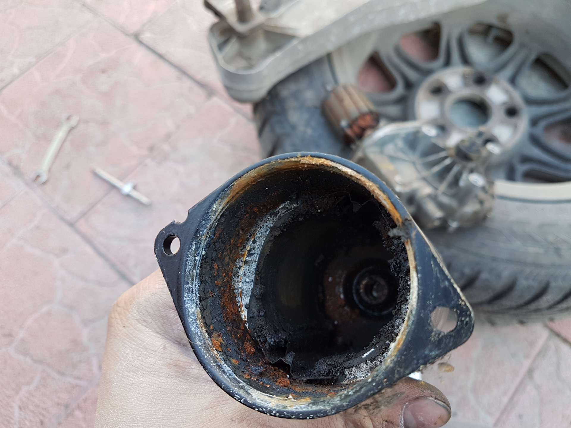 Замена щеток моторчика стеклоочистителя — BMW 5 series (E39), 2,5 л ...