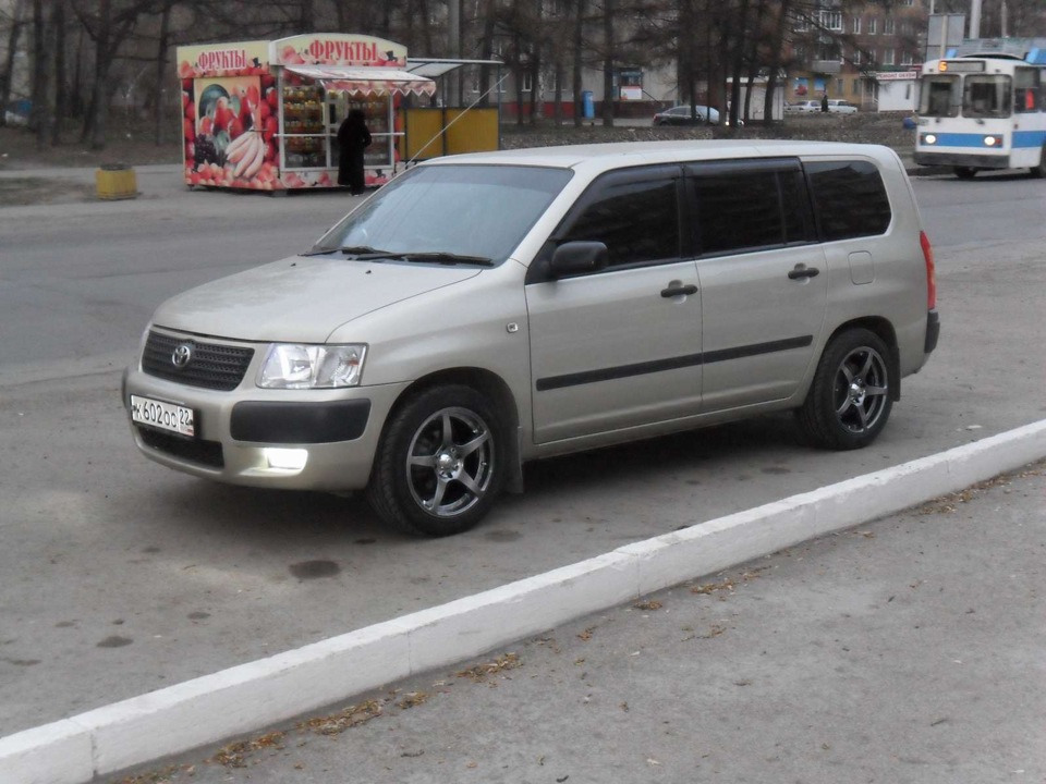 Пробокс колеса. Тойота Саксид 16 диски. Диски на Toyota succeed. Toyota succeed 2010 16r. Тойота Пробокс на 16 дисках.