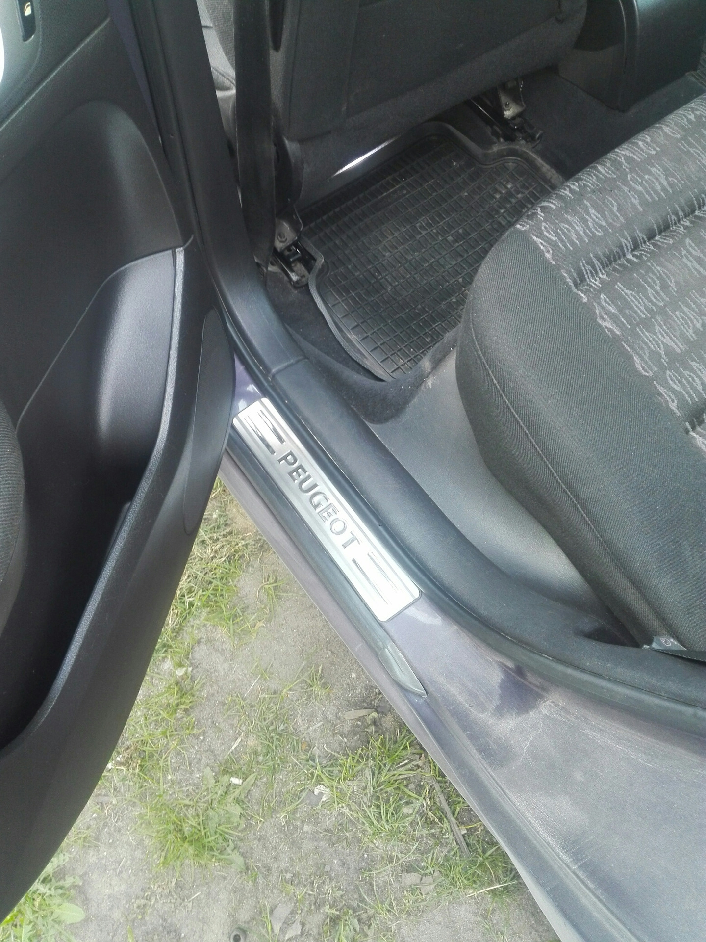Накладки на пороги и крышка аккумулятора)) — Peugeot 307, 2 л, 2004 ...