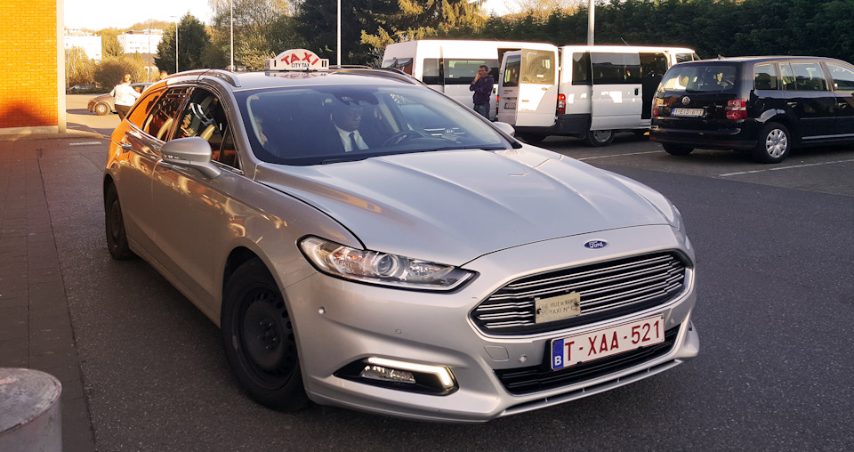 Подъехал я на машине к магазину, смотрю, такси социальное грузит ...