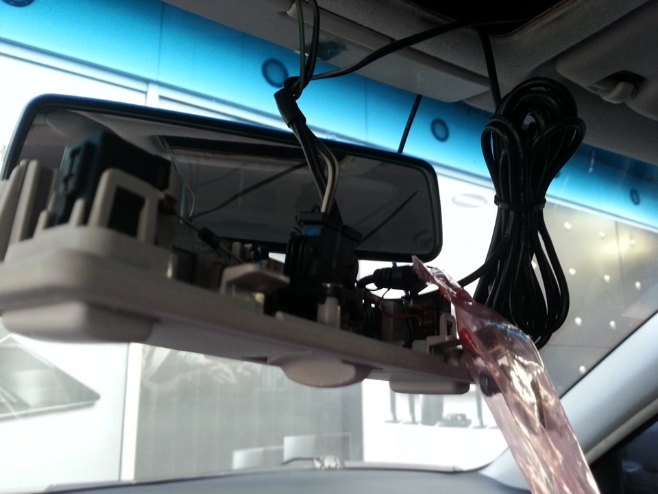 Как подключить регистратор к андроиду. Видеорегистратор Audi q5. Видеорегистратор на Паджеро 4. Адаптер для подключения видеорегистратора к плафону Mitsubishi Outlander XL. Видеорегистратор в плафон освещения Mazda 3 BM.