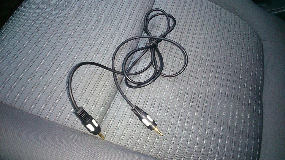 Аукс ниссан. Aux провод Nissan Almera Classic. Кабель USB aux для Nissan Almera. Continental aux провод. Аукс кабель буквой г.