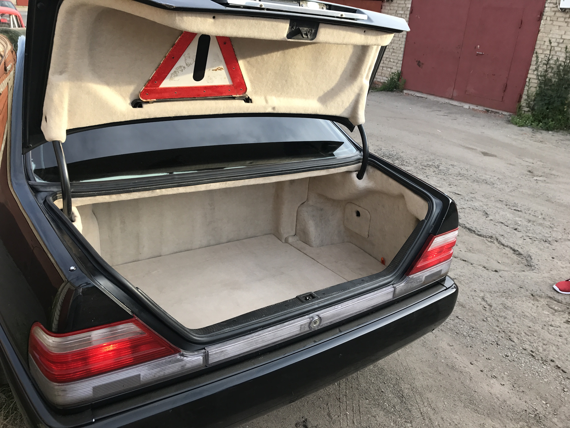 Багажник мерседес w140. Мерседес w140 багажник. Багажник Мерседес 124. Mercedes s124 багажник. Мерседес w124 багажник.