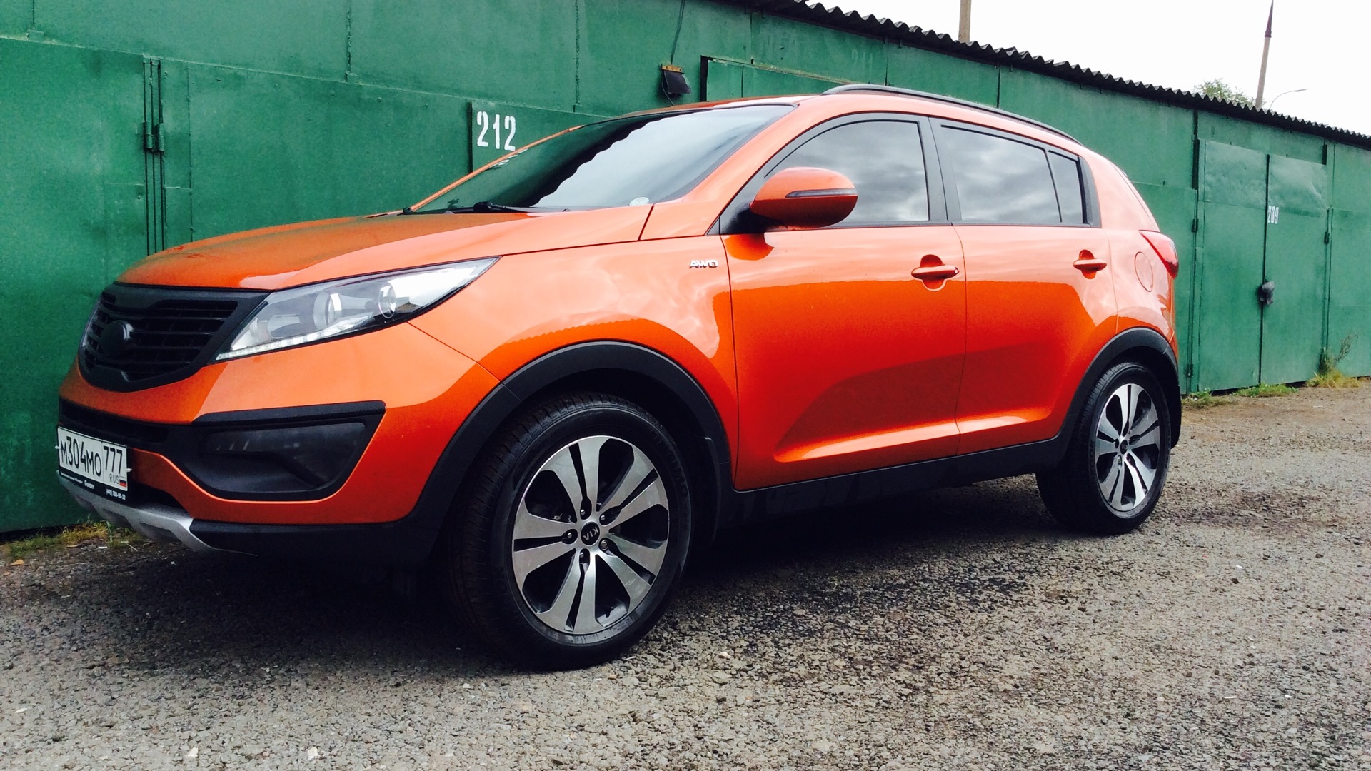 Оранжевый Kia Sportage 3