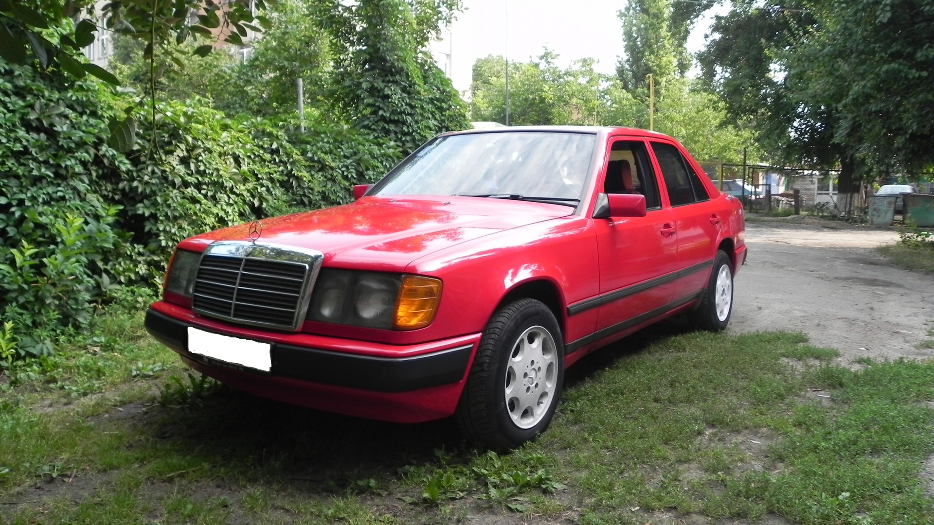 Mercedes Benz w124 красный