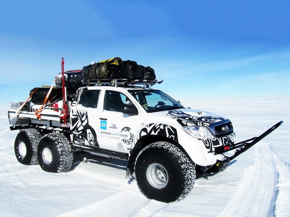 4x4 трек. Тойота Hilux Arctic Trucks 6x6. Toyota Hilux Arctic Trucks. Arctic Trucks Toyota Hilux 6 6. Toyota Hilux Arctic Trucks at44.