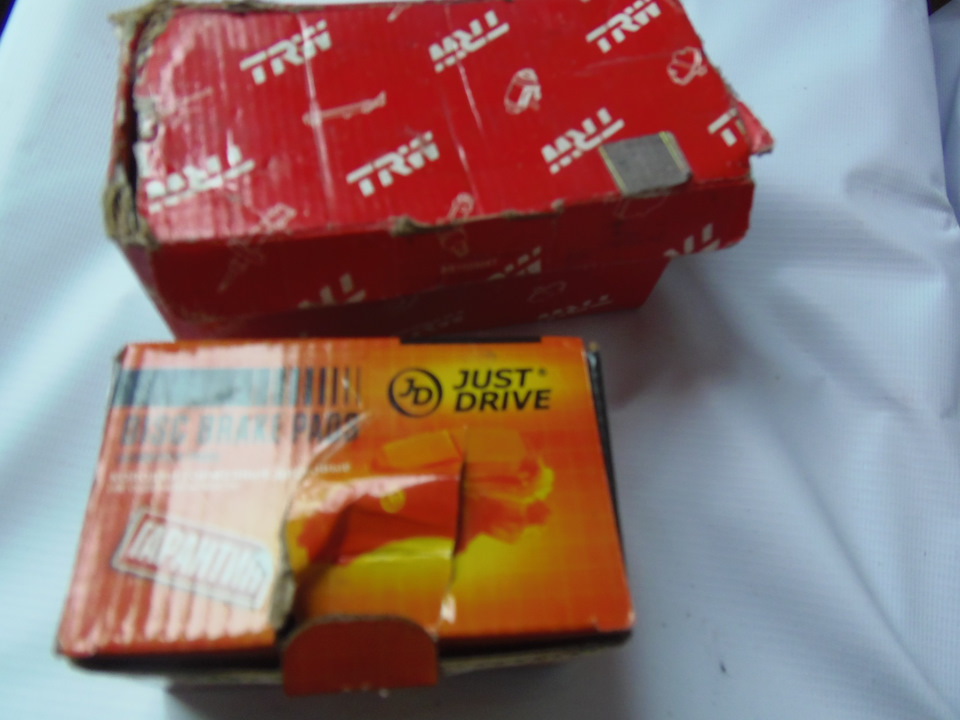 тормозные колодки TRW, стоимость 1700 руб. Очень хреновые и дорогие колодки, не стоят своих денег, тормозят посредственно, сильно пылят. колодки just drive стоят 500 руб. нареканий нет, прихватывают достойно, не пылят. — Subaru Legacy (BE/BH/BT)