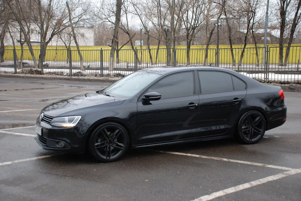 Volkswagen polo sedan 2018 черный. фольксваген поло r16. Volkswagen jetta 5 черная. фольксваген джетта черная. черные диски фольксваген.