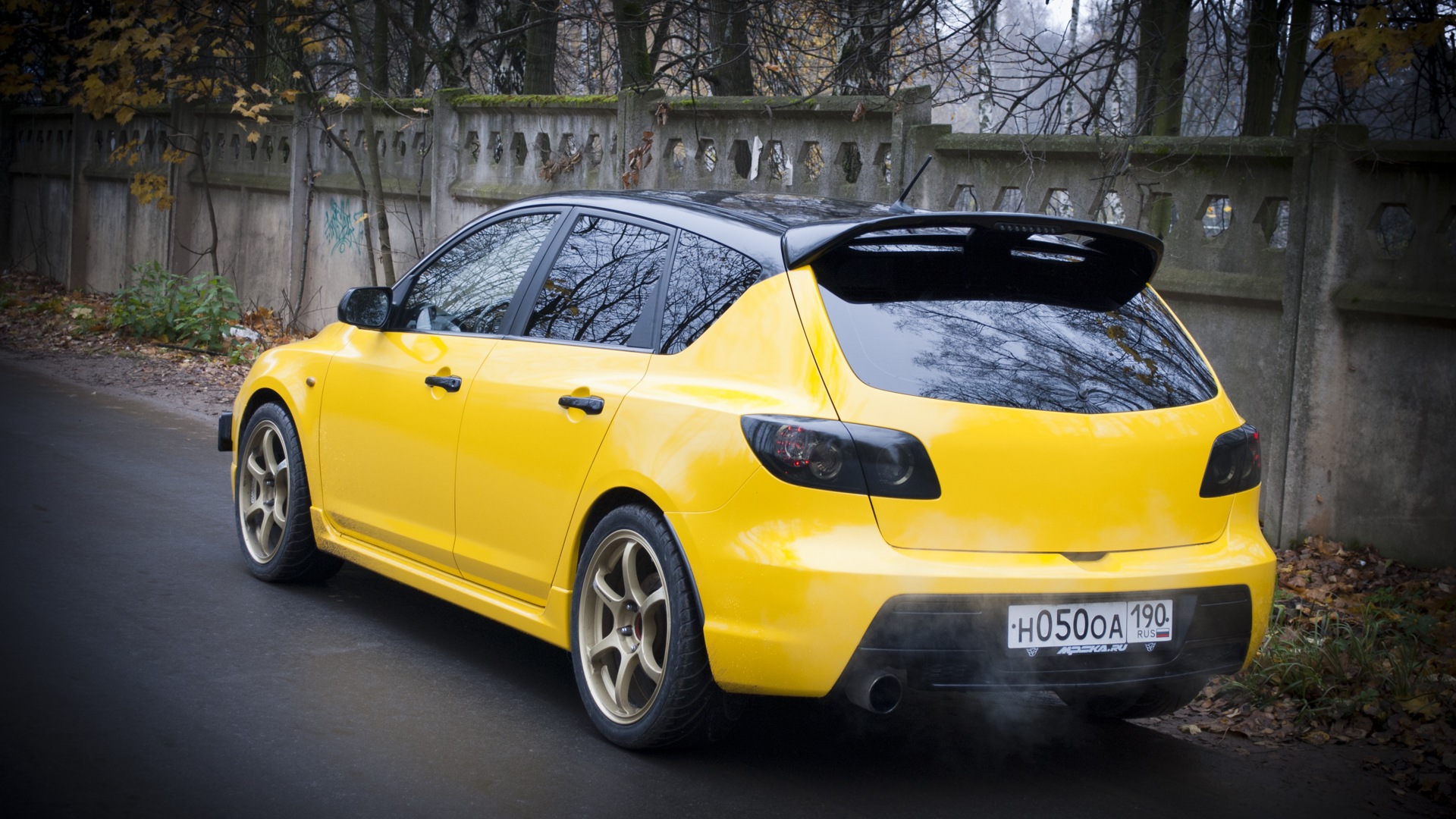 Три желтых машин. Mazda 3 желтая. Мазда 3 МПС желтая. Mazda 3 Хэтчбэк жёлтая. Мазда 3 2007 желтая.