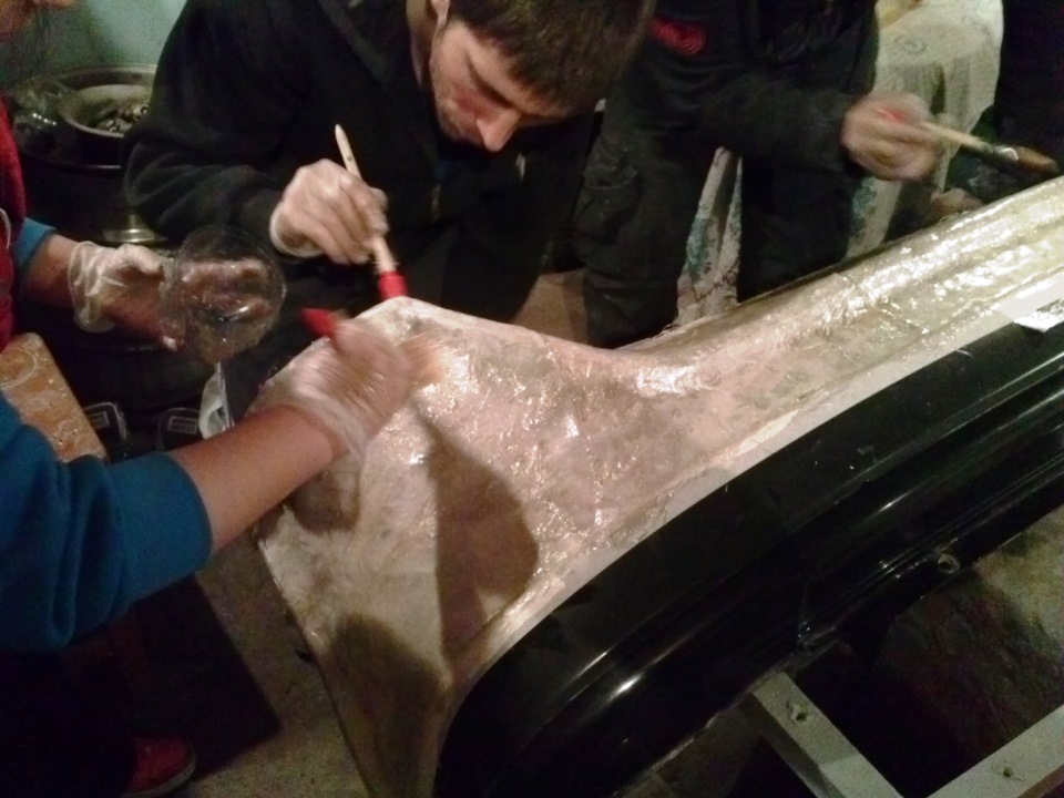 День второй. Залили смолои заднии бампер, начали паять передний ...