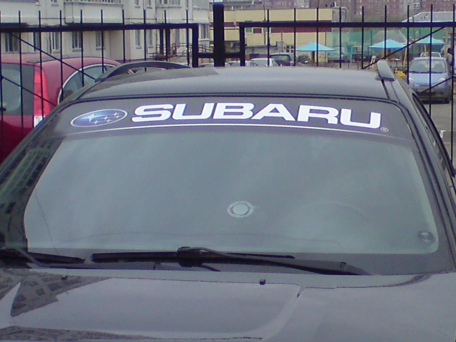 Козырек на лобовое стекло автомобиля. Стекло лобовое Субару Импреза 2008. Субару Форестер на лобовое полоса. Наклейка на заднее стекло Subaru Forester sj5. Лобовое стекло Subaru Impreza 2004.