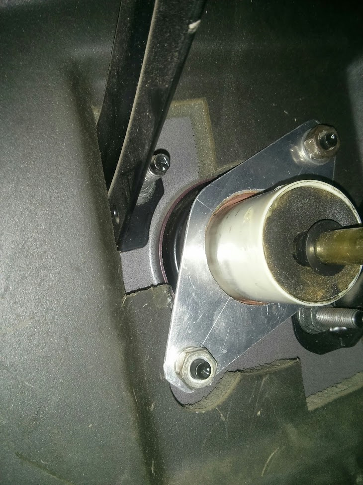 Как натянуть ножник мазда премаси 2000. Тяга для нажатия на педаль тормоза при сход развале. Шипит педаль тормоза при нажатии. Шипит в салоне тормоз. Под педалями залез.