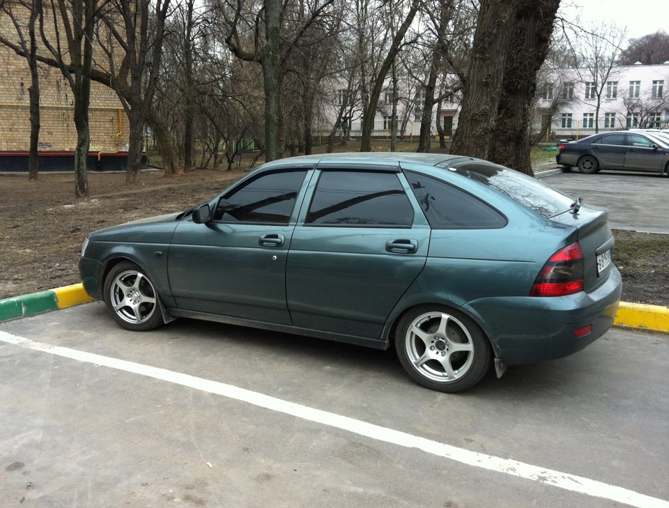 Lada Priora хэтчбек зелёная