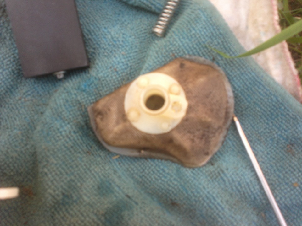 Замена сетки топливного насоса — Lada 2114, 1,6 л, 2008 года | своими ...