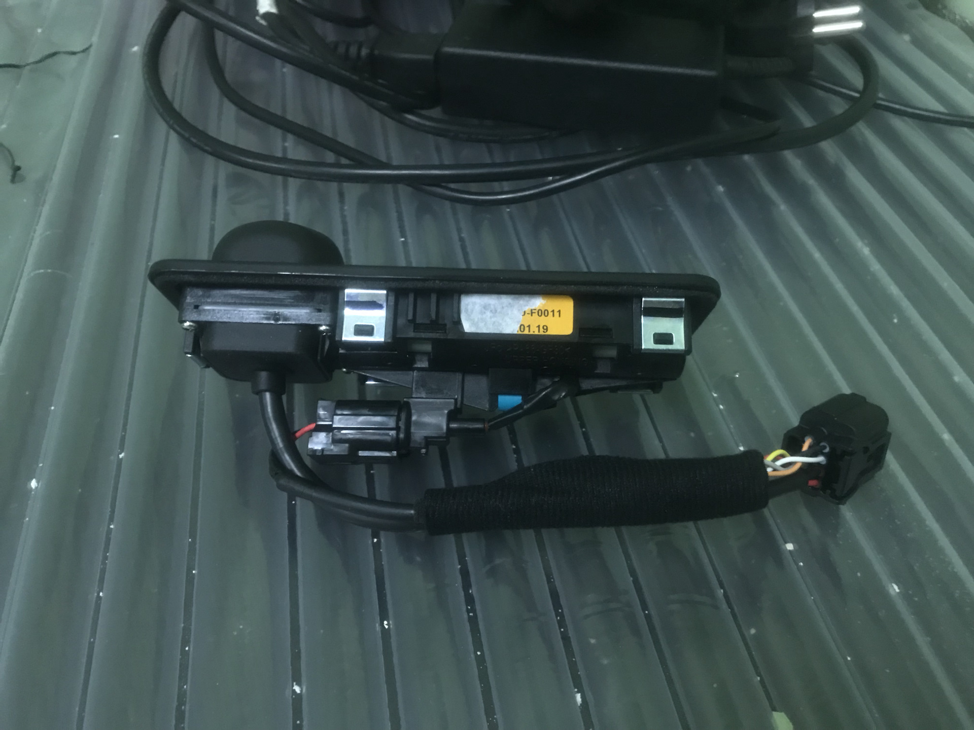 Камера заднего вида Hyundai Solaris 2 с кнопкой багажника