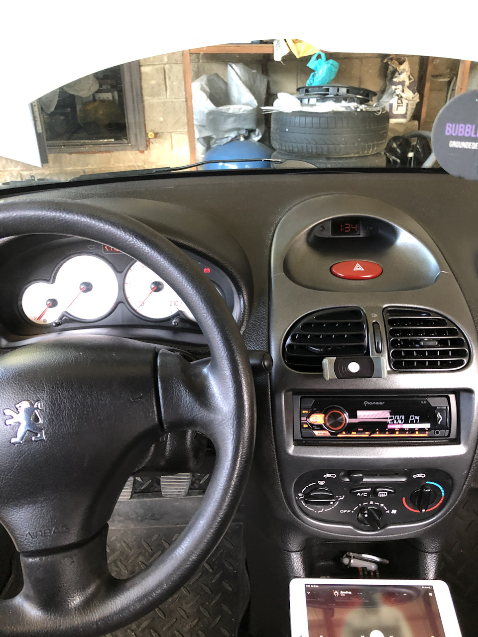 замена магнитолы pioneer на pioneer MVH-S110UBA — Peugeot 206, 1,4 л, 2004  года | автозвук | DRIVE2