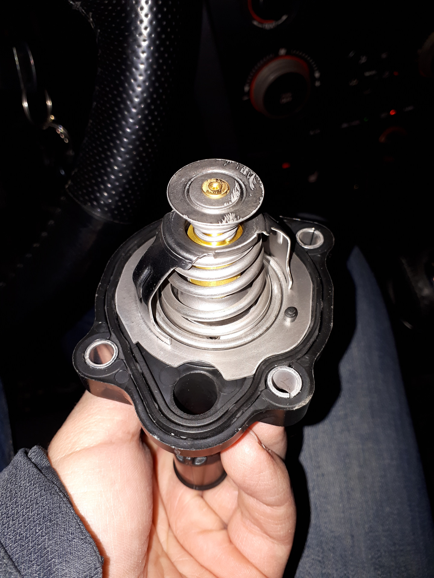 Термостат мазда 3 2. 1475495 термостат форд. Термостат мазда 2,0. Термостат мазда mpv 3 литра. 6.