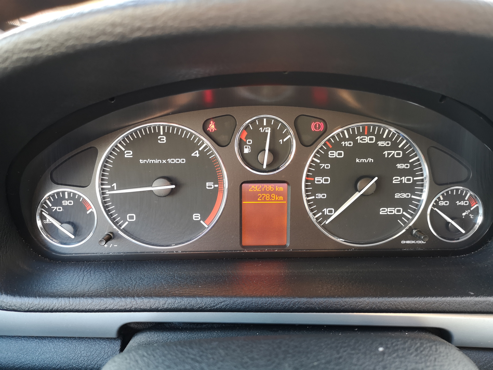 Приборная панель peugeot. Приборная панель Пежо 407. Щиток приборов Пежо 407. Peugeot 407 панель. 407 Пежо приборная.