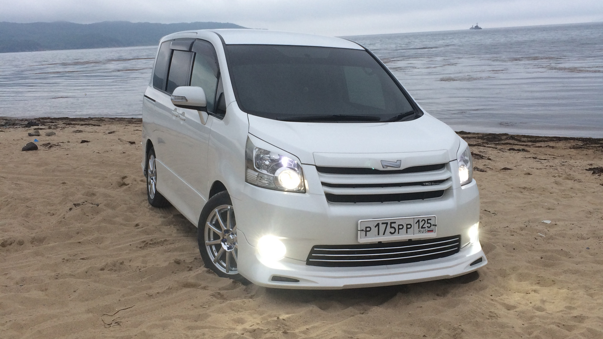 Noah ii. Toyota Noah zrr70. Toyota Noah черный верх белый низ. Фото передняя губа admiration на Тойота ББ.