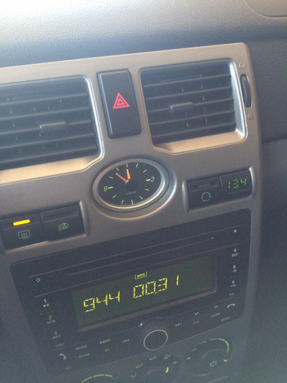 Все совсем + дальний свет, на клеммах АКБ напряжение выше) — Lada Приора хэтчбек