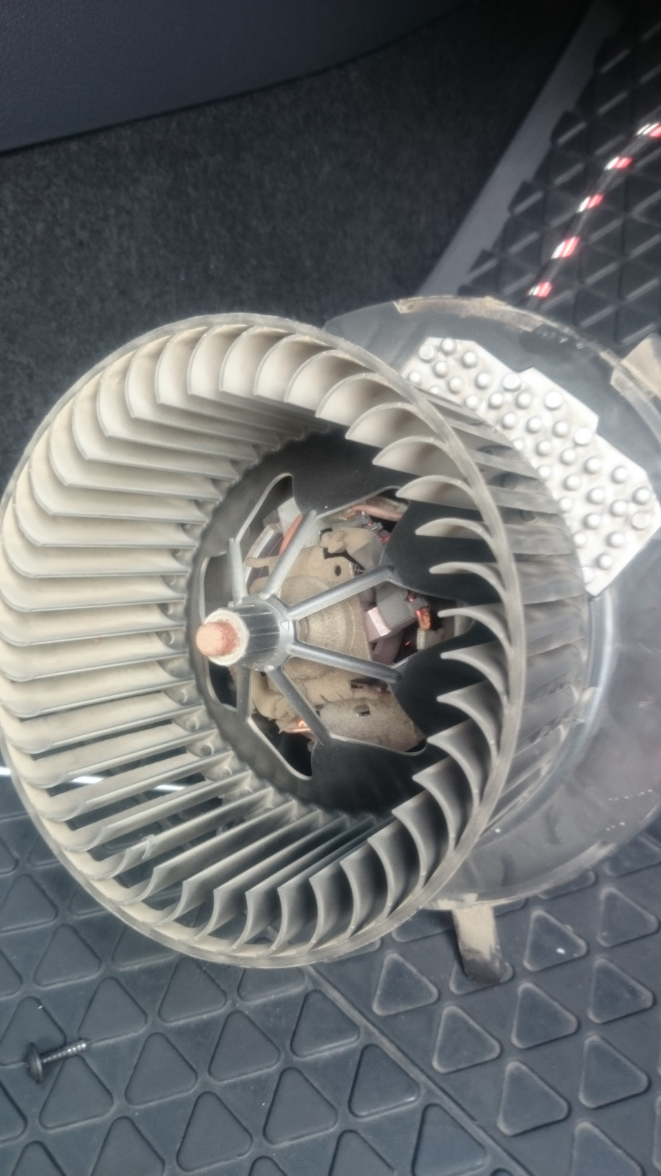 Снятие моторчика печки — Volkswagen Tiguan (1G), 2 л, 2012 года ...