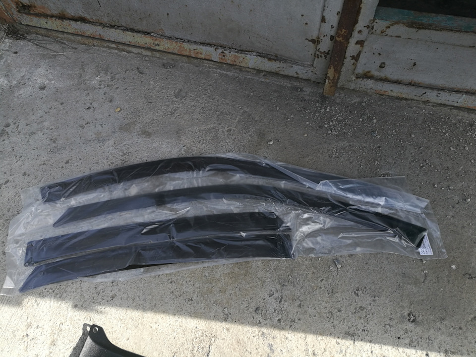 Ветровики и накладка на бампер — Lada Гранта Лифтбек (1G), 1,6 л, 2017 ...