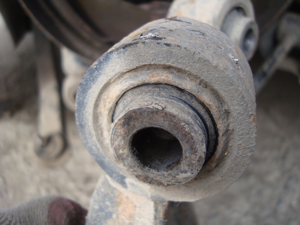 сайлентблоки задней подвески шевроле каптива с100. сайленблок верхний заднего кулака тайгиа рав4. замена сайлентблоков цапфы. шевроле каптива с140 сайлентблок задней цапфы. Hyundai ix35 сайлентблок плавающий задний.