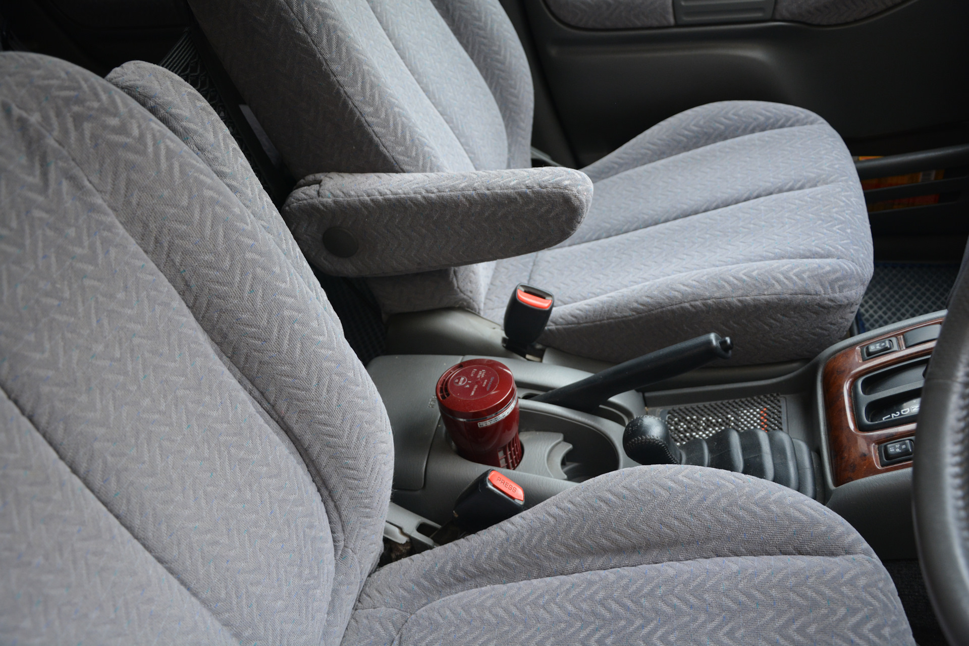 Обогрев сидений форд фокус 2. Подогрев сидений москвич 3. Москвич 3 как включить подогрев сиденья. Ford обогрев сиденья эксплорер. Лампа подсветки кнопок подогрева сидений хонда аккорд 7.