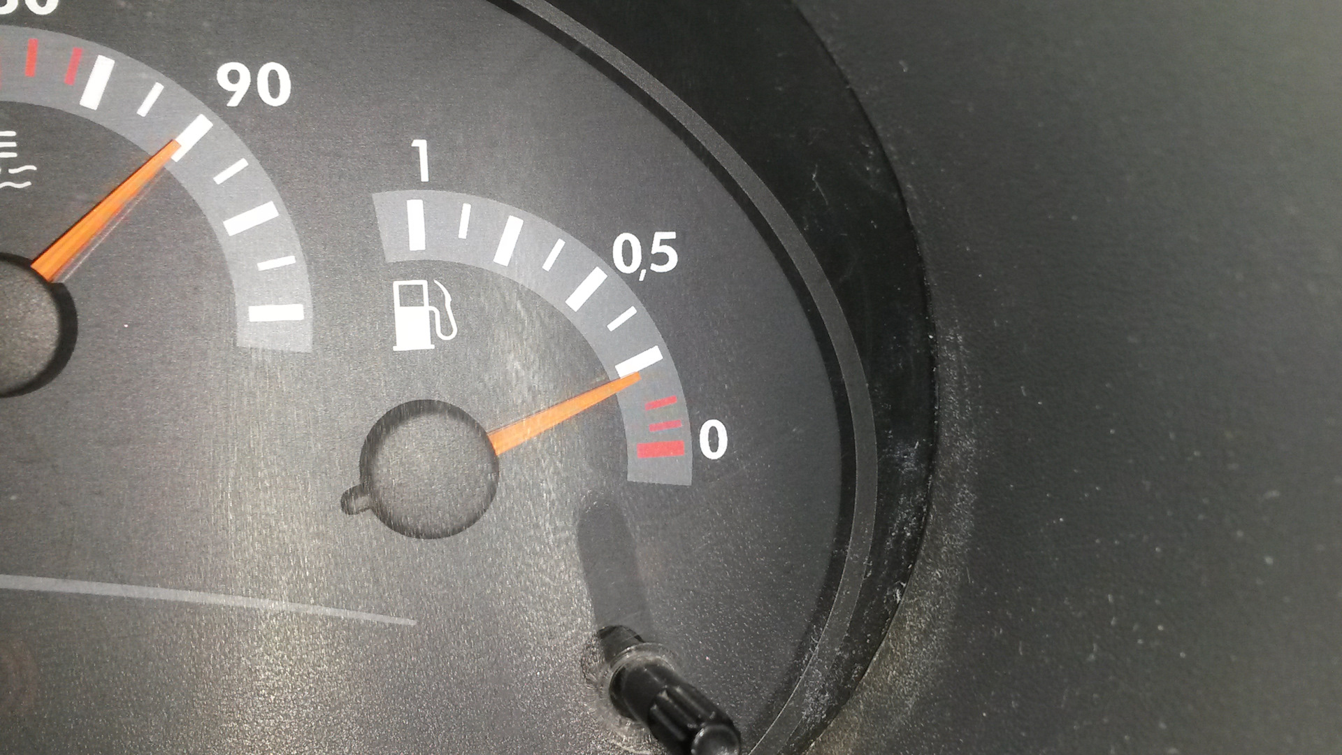 Как посмотреть сколько бензина осталось приора