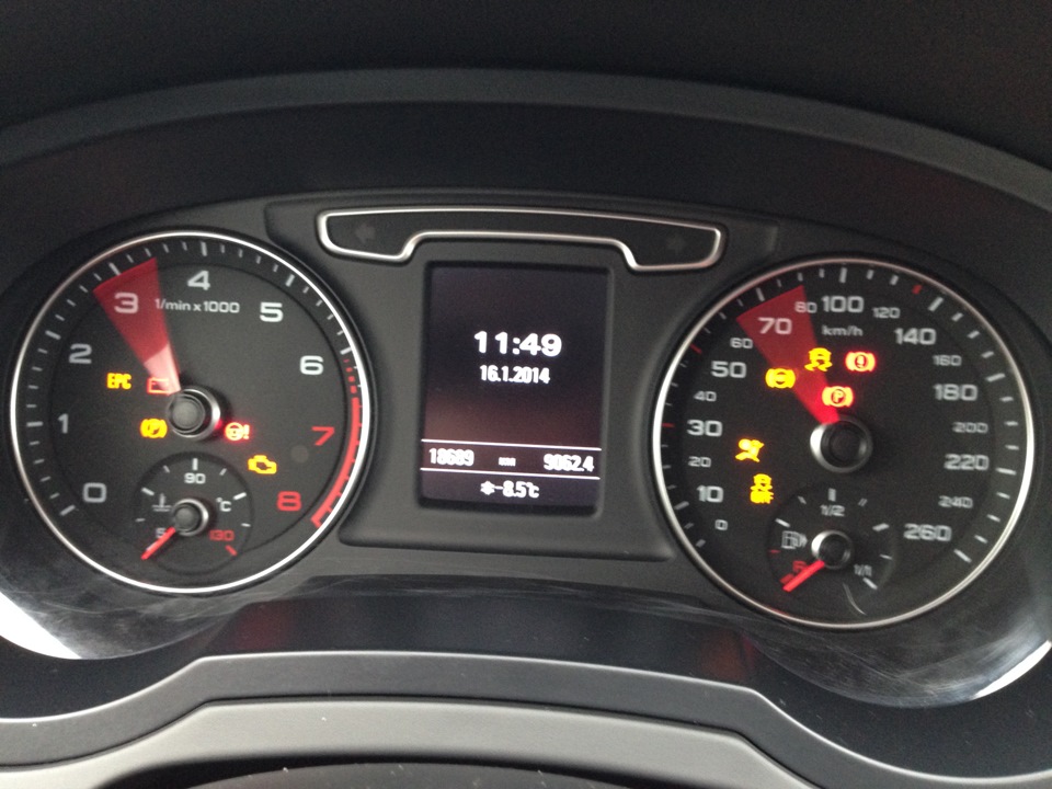 Фото в бортжурнале Audi Q3 (1G). Запчасти на фото: 11612014