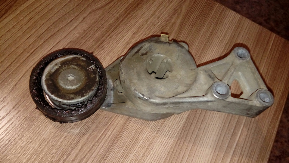 Ролик натяжителя генератора — Volkswagen Jetta V, 1,6 л, 2008 года ...