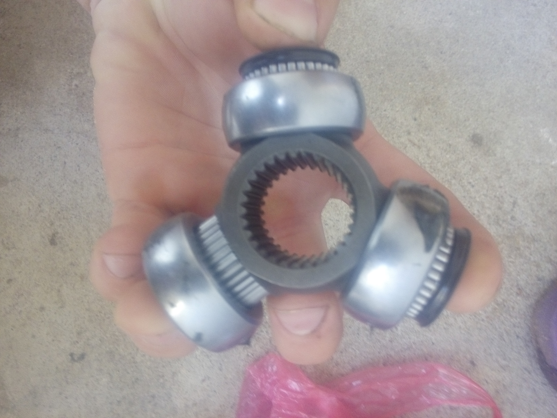 Неисправный трипоид. Трипоид шруса ваз 2114. Трипоид dp group ss1438. Трипоидный подшипник внутреннего шруса. Неисправный трипоид.