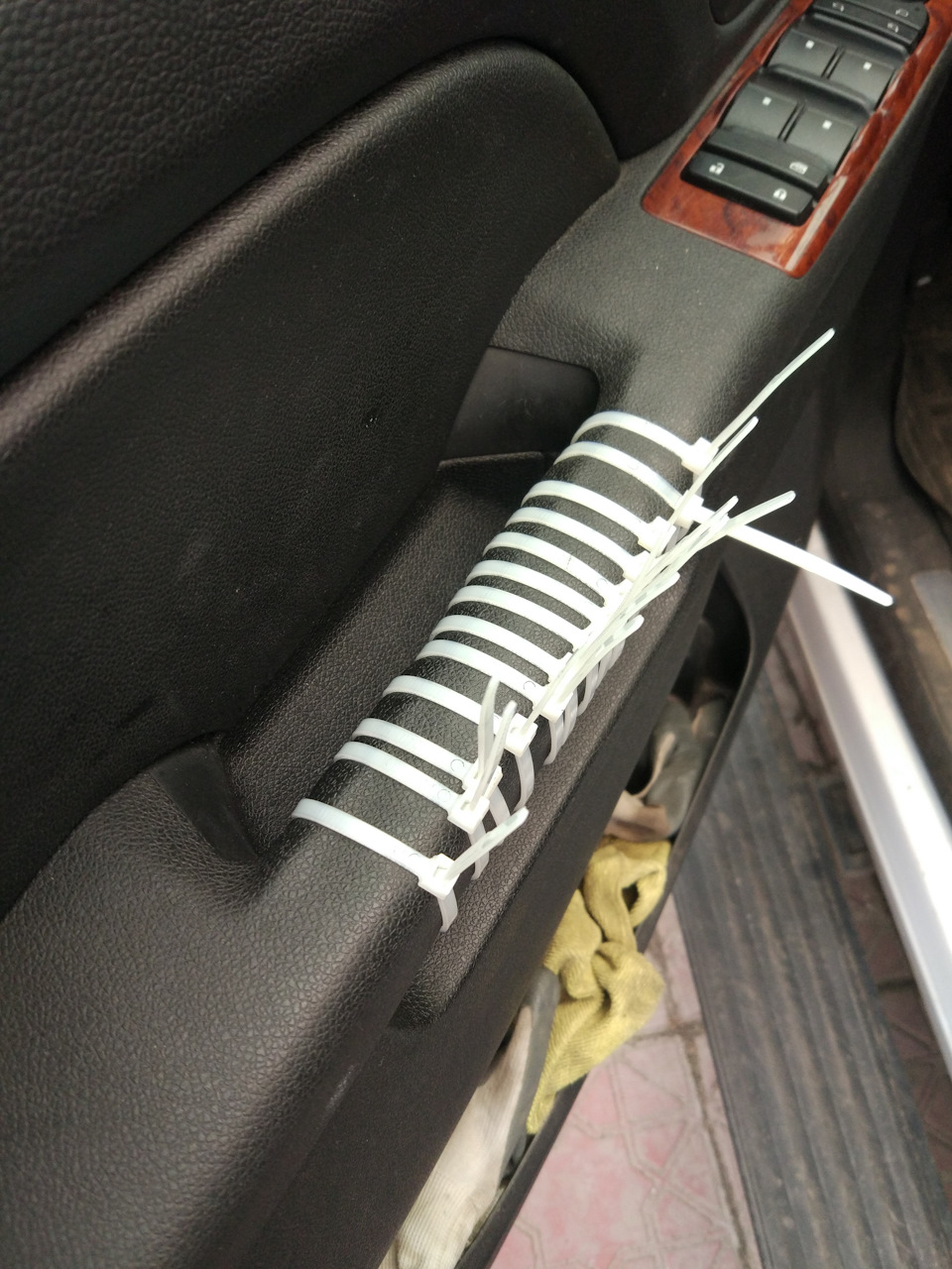 фиксируем все стяжками — Chevrolet Tahoe (GMT900)