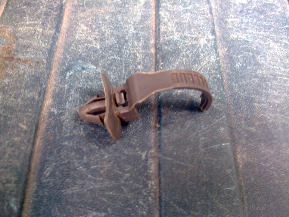 Как снять клипсу хомут тойота - 80 фото