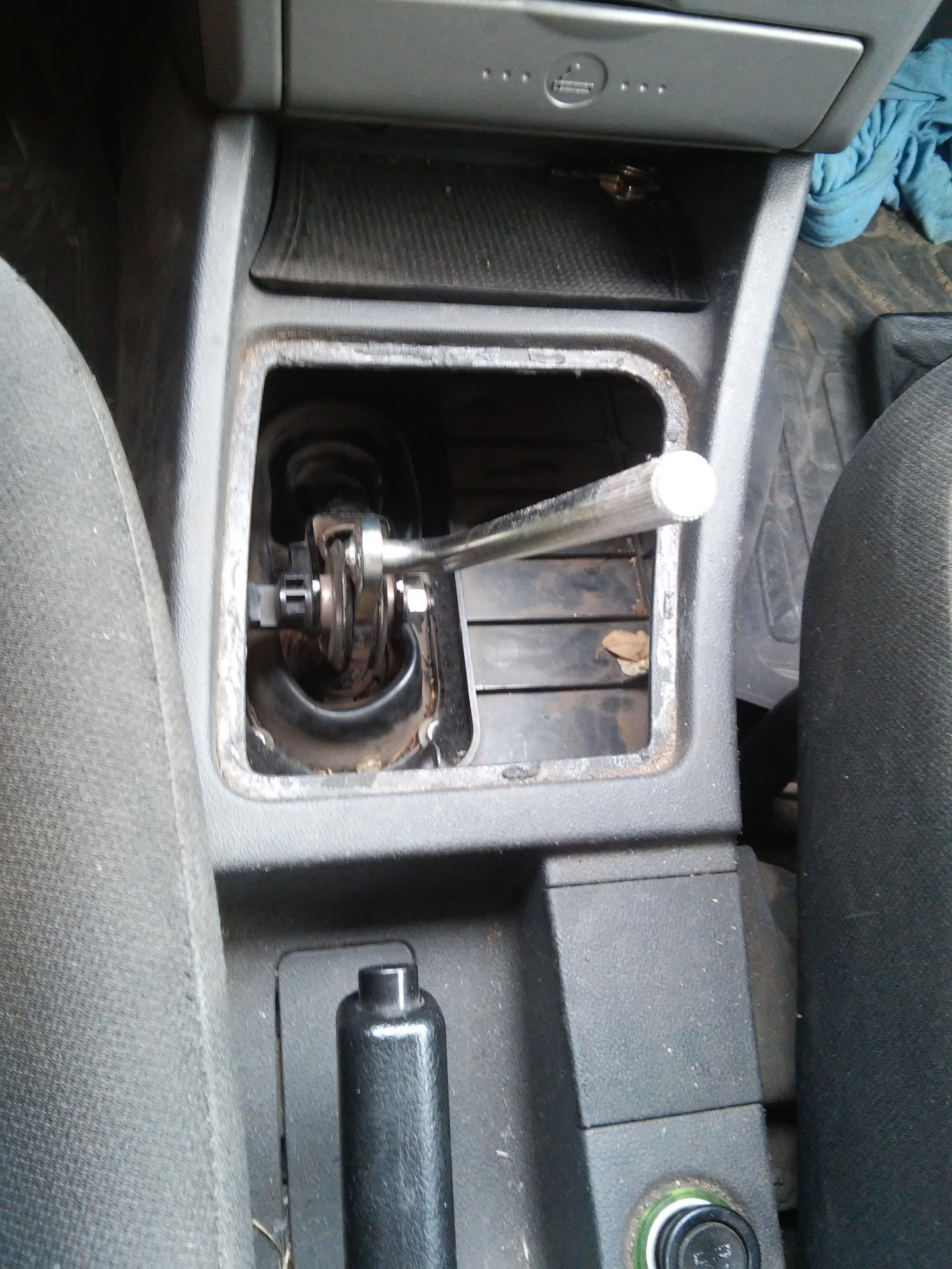 Установка штатной ручки кпп — Lada Приора хэтчбек, 1,6 л, 2011 года ...