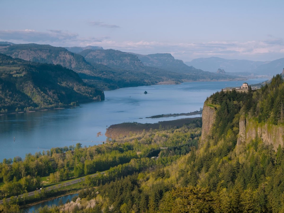 Фото издали. Ривер Гордж, Колумбия. Река Колумбия. Columbia River gorge. Columbia River.