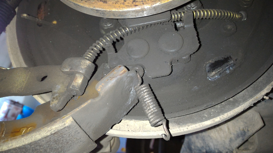 Замена задних тормозных колодок Toyota Ipsum (10), 2 л, 1996 года расходники D