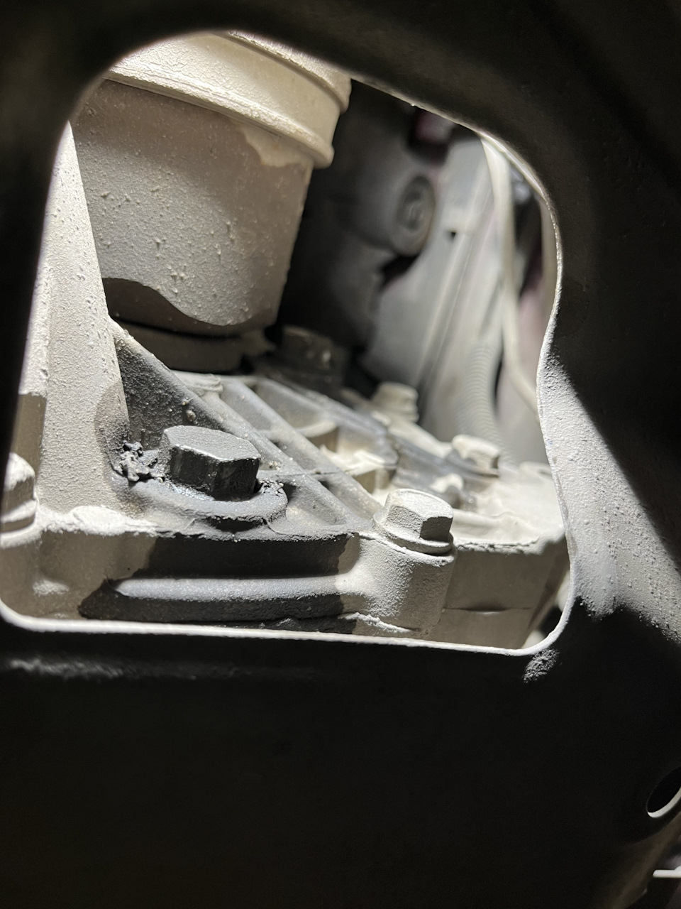 Вид снизу на пробки сливного и заливного отверстий КПП ВАЗ-2181. Где-то я уже такое видел… — Lada Granta (2G) FL