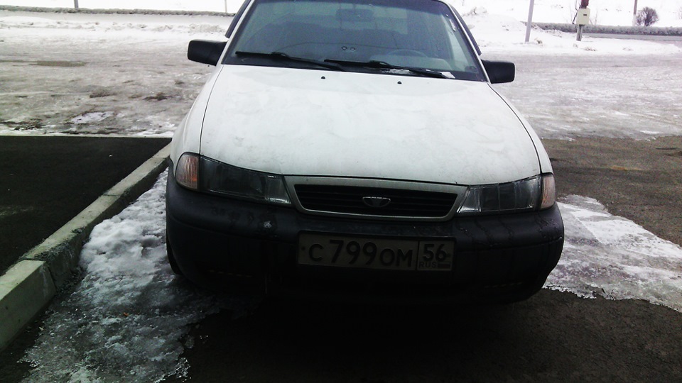 Дэу нексия салон н100. 4102086s 960. Дэу нексия салон н100 фото. Дэу нексия салон н100-4102086s 960. картинка Дэу нексия салон н100. картинка 4102086s 960. От этого автомобиля многого никогда не требовали. Nexia подкупала низкой ценой и неплохой надежностью. Надо сказать, что первое поколение «Ксюши» (так в народе прозвали этот автомобиль) более или менее оправдывало оказанное доверие. Свои первые 100 тысяч автомобиль выхаживал, как правило, без особых проблем. В середине 2008 года завод презентовал обновленную модель — Nexia N150. Теперь, спустя почти 3 года, мы решили суммировать все болячки и проблемные места обновленной модели…