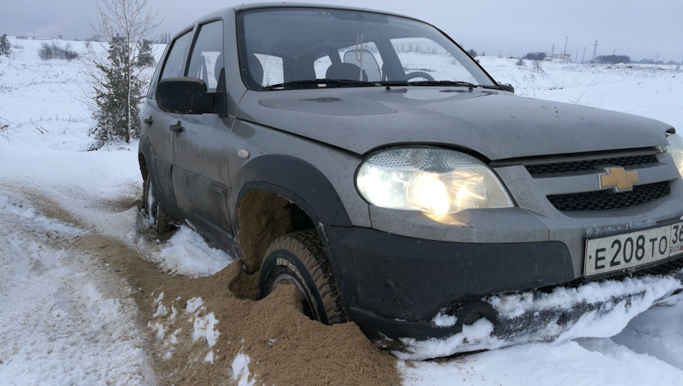 Нива шевроле зимой. Нива Шевроле на гудричах. BFGOODRICH для Нивы Шевроле зимняя. Черная Шевроле Нива на гудричах. 33 Гудричи на ниву Шевроле.