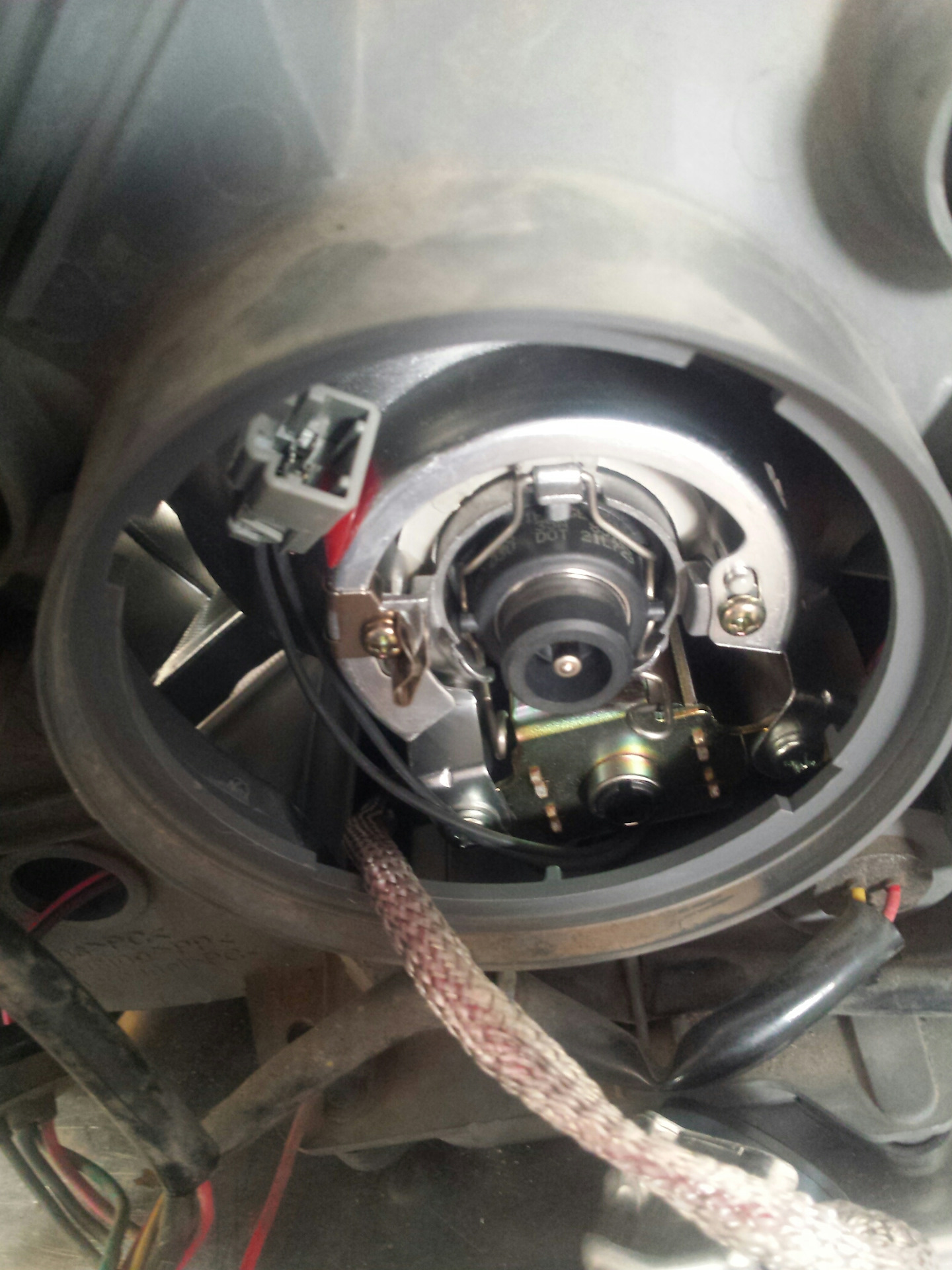 Разобрался зачем нужен диод на входе в реле и шторку — Toyota Yaris (p1 ...