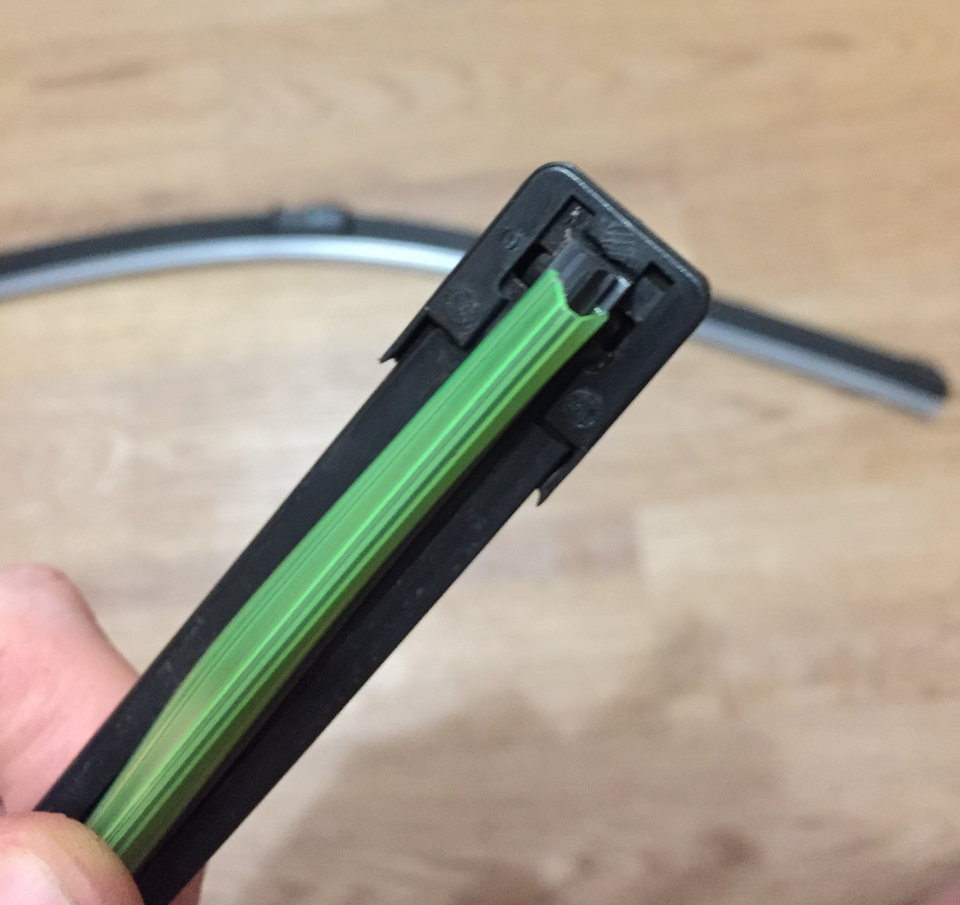 Замена резинок в дворниках — Ford Focus Hatchback II, 1,8 л, 2008 года ...