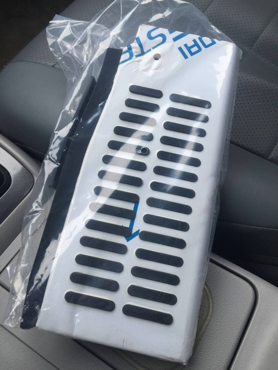 Педали автомат mazda 3. Pajero sport 2022 педали. Hyundai starex 2008 накладка под левую ногу. Подставка под левую ногу. Подставка для левой ноги в авто.