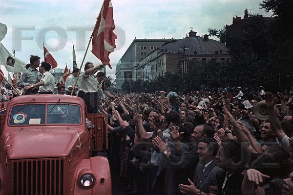 Фестиваль молодежи и студентов в москве 1957. Фестиваль молодёжи и студентов в СССР 1957. Фестиваль молодёжи и студентов в Москве 1957 люди. Фестиваль молодёжи и студентов в Москве 1957 Википедия. Фестиваль дружбы народов в СССР 1957.