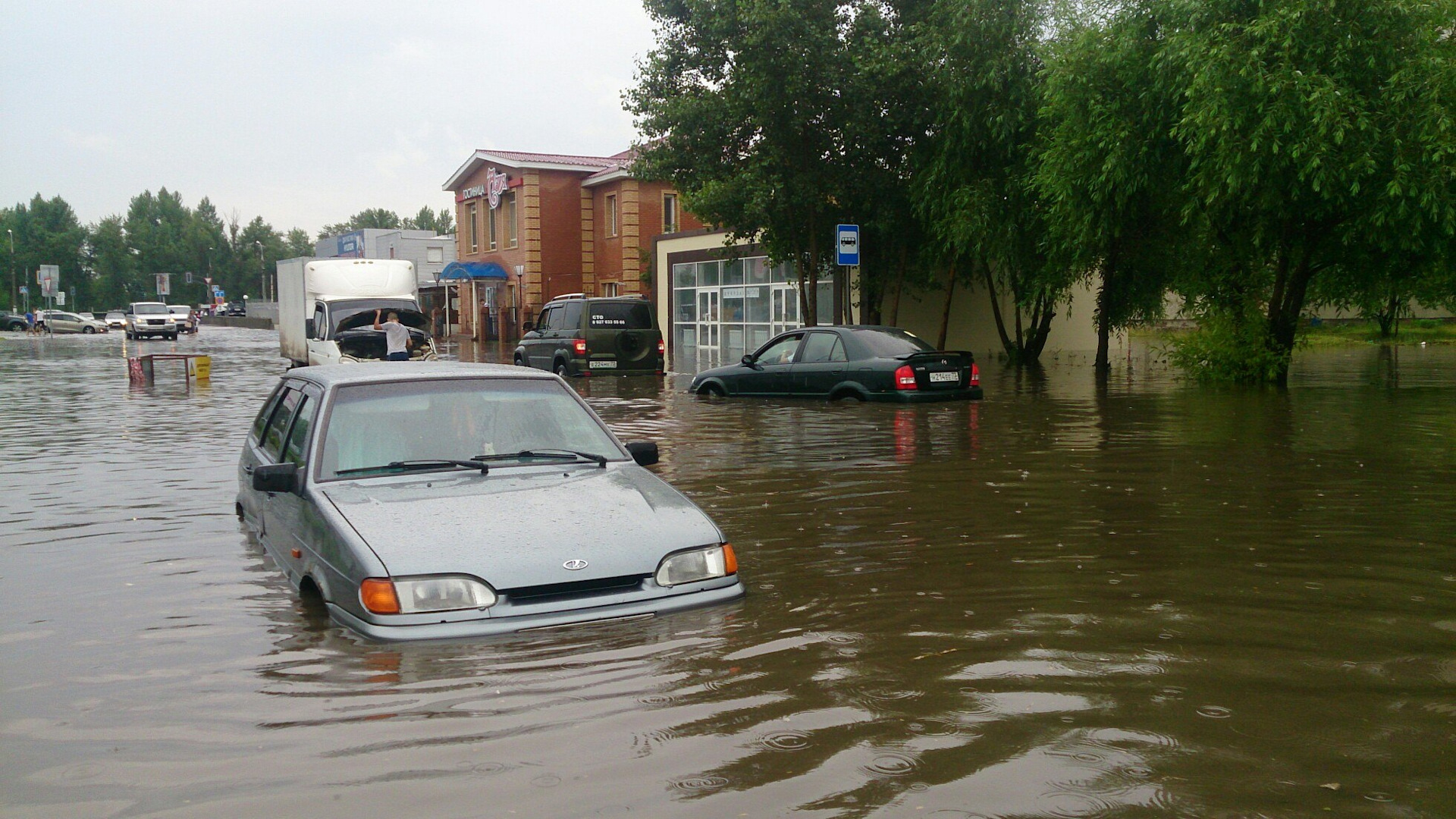 Наводнение автомобили. Челябинск ливень машины. Автомобиль в воде. Залило автомобиль водой. Залило автомобиль водой.
