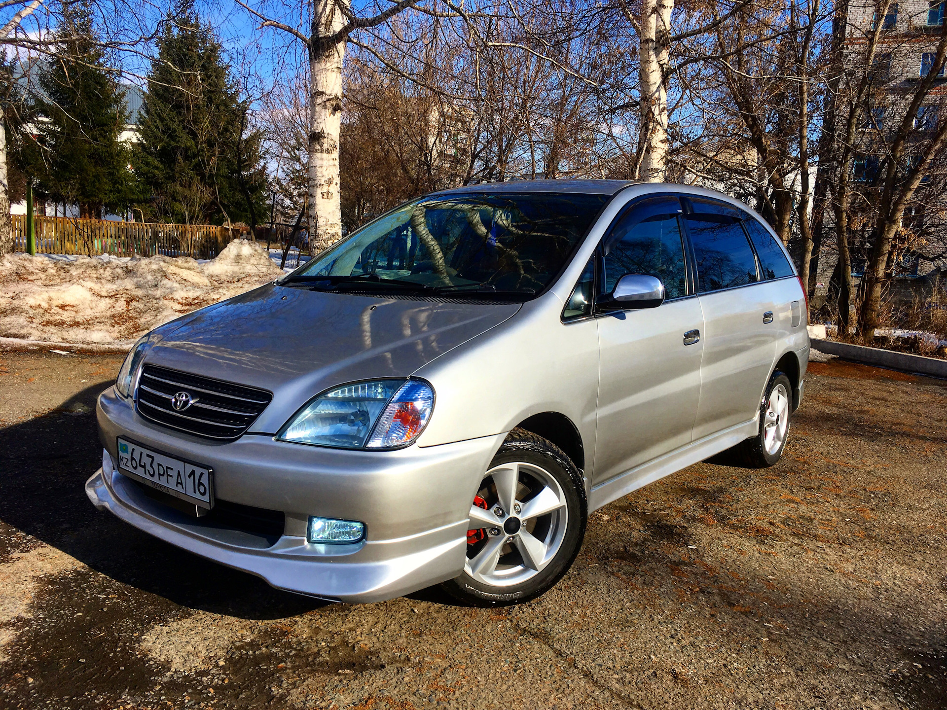 Toyota nadia. Машина Надия Тойота. Тойота Надя. Тойота Надия 2005. Диски r17 на тойоту Надя.