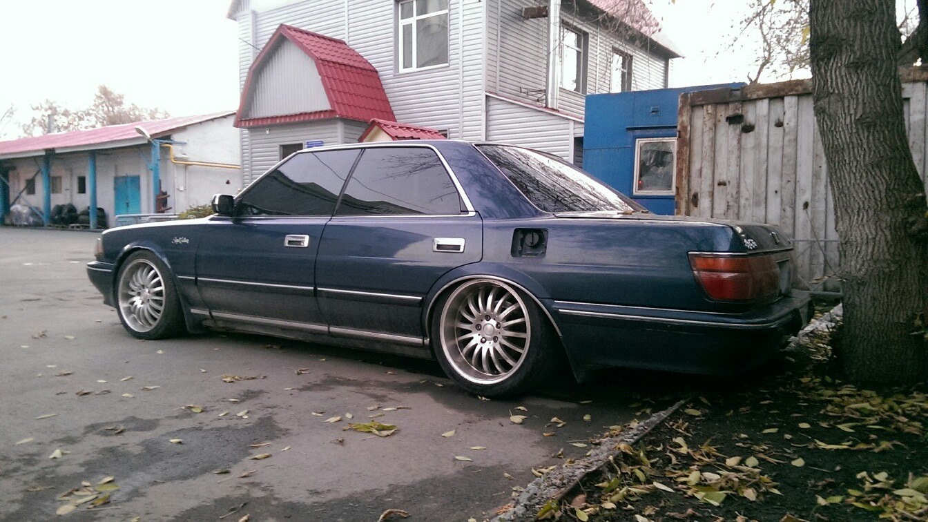 Toyota crown 131 wide body отличие