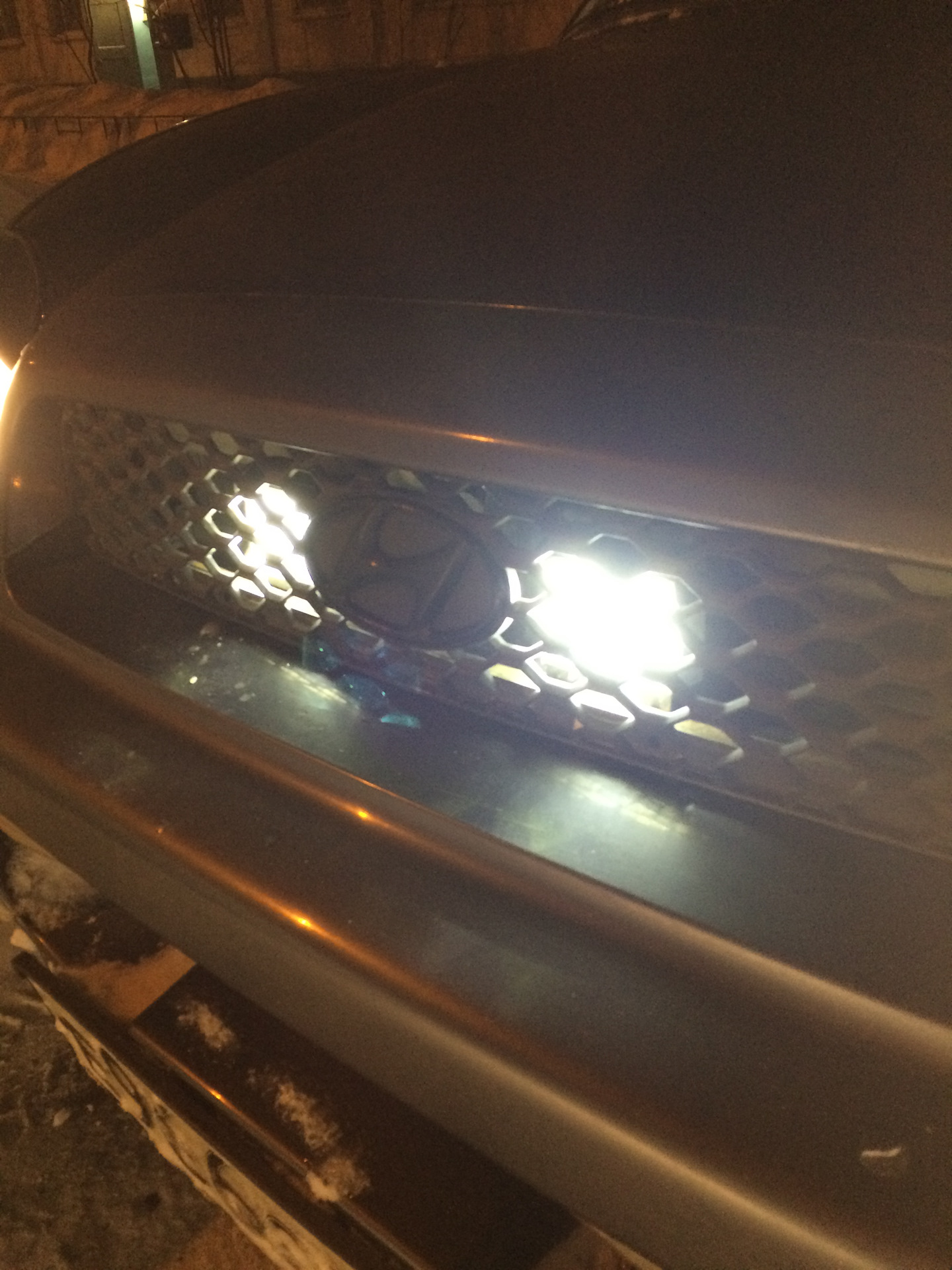 светодиодная балка на ваз 2107 на бампер. решетка радиатора ваз 2106 хром. фары под решетку. доп фары под решетку радиатора. Led под фарами land cruiser 100.