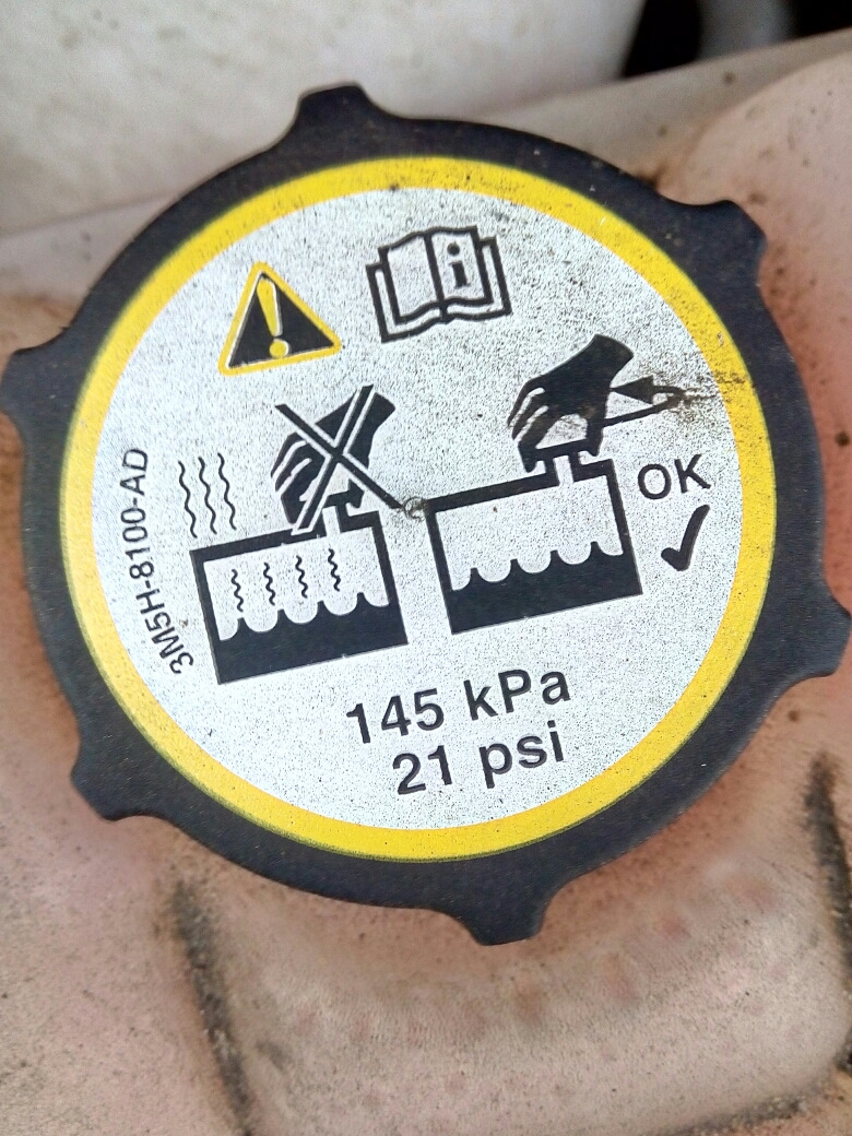 старая крышка — Ford Focus Wagon III. Запчасти на фото: 3M5H8100AD